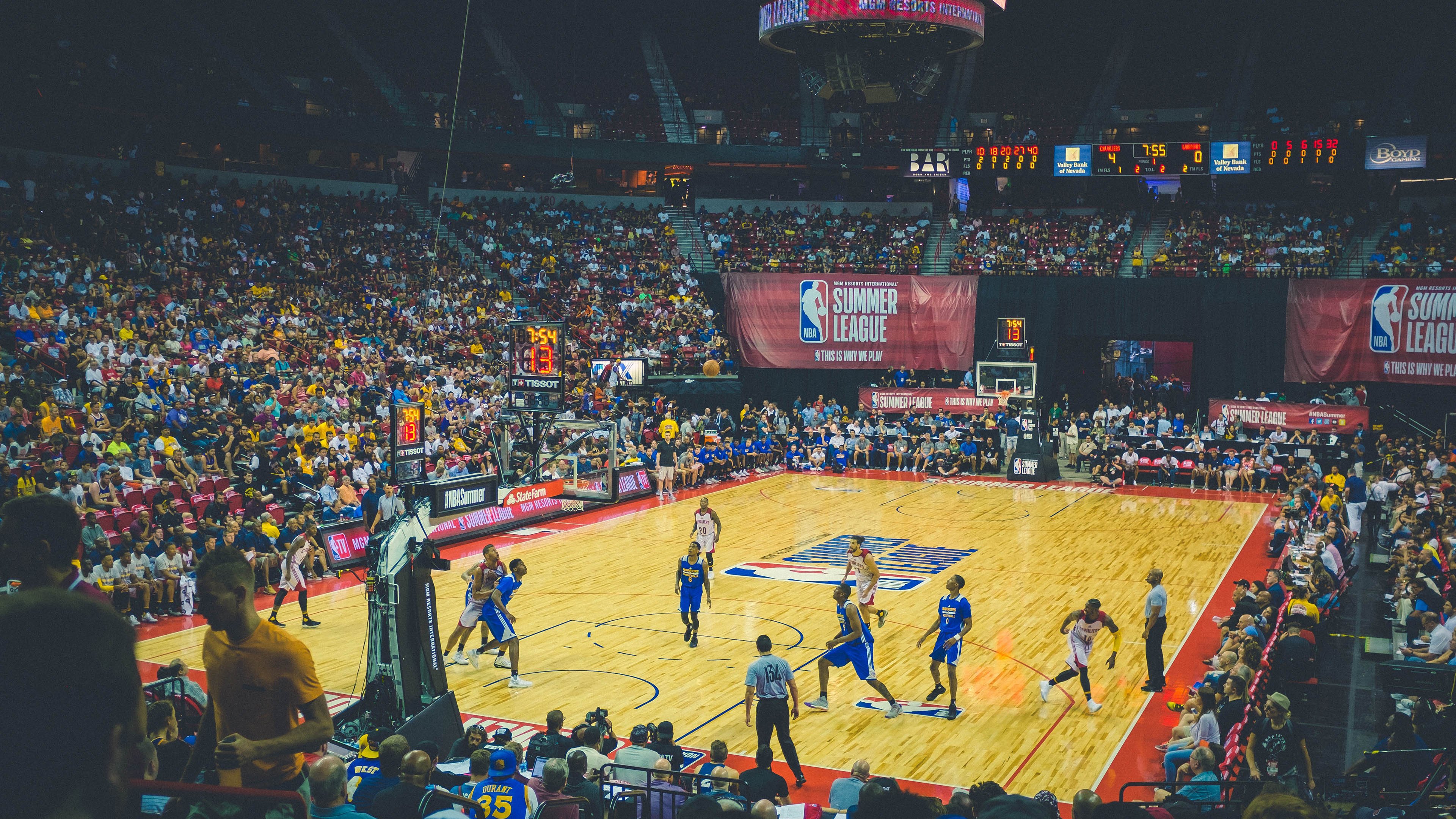 夺冠首场状态出色,雄鹿观众沸腾!Uzi重返赛场,赛场气氛高涨